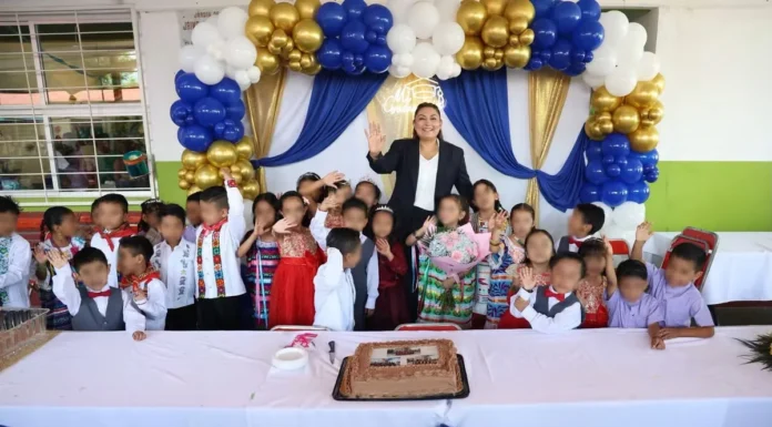 DANIELA TAURINO HIZO ALGO QUE POCOS LEGISLADORES CONSIGUEN DURANTE LAS GRADUACIONES